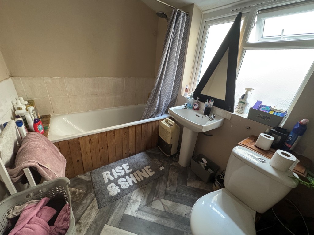 Lot: 117 - FREEHOLD RESIDENTIAL INVESTMENT - Bathroom